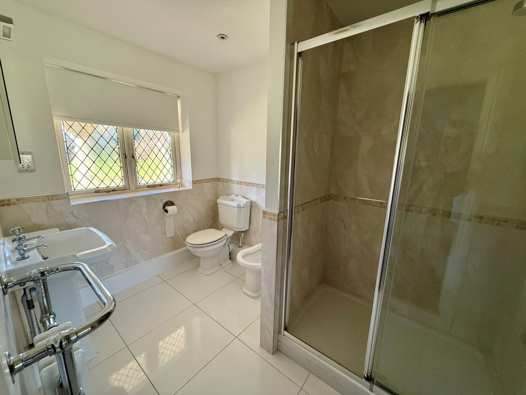 Lot: 149 - GROUND FLOOR APARTMENT - Bathroom 2